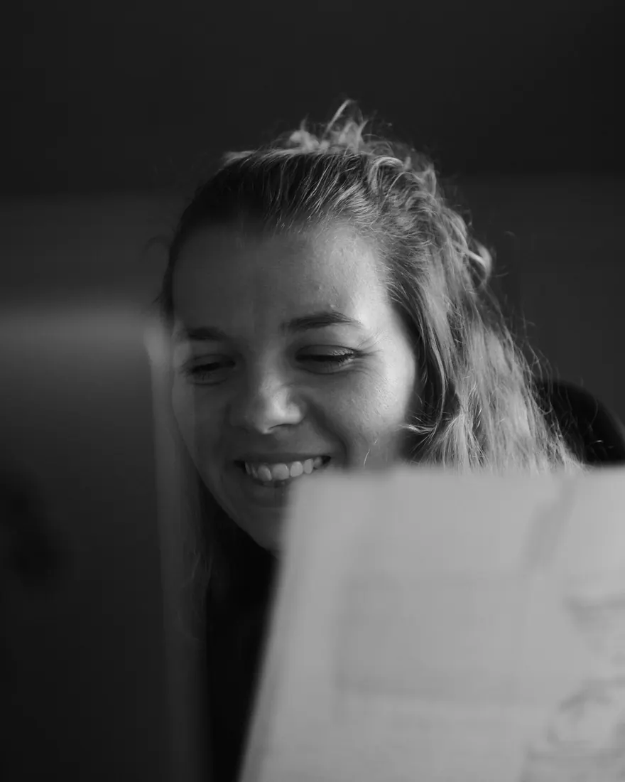 Emma Verset relisant un document