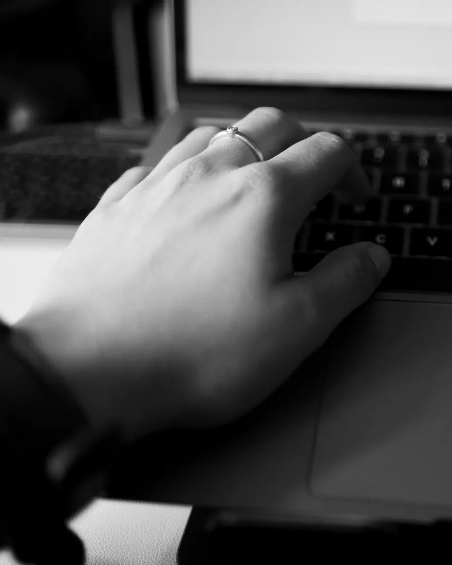 Mains sur le clavier d'un ordinateur portable
